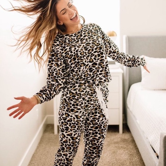 🐆 Emi & Kay Leopard Jogger Set - Picture 4 of 10